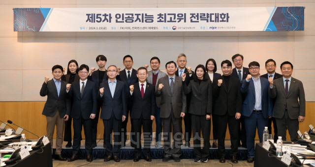 이종호 과학기술정보통신부 장관이 19일 오전 서울 영등포구 전경련회관에서 열린 '제5차 인공지능 최고위 전략대화' 에서 기념촬영 하고 있다. 앞줄 왼쪽 세 번째부터 김영섭 KT 대표, 이종호 장관, 고진 디지털플랫폼정부위원회 위원장, 정신아 카카오 대표 내정자. 뒷줄 오른쪽부터 허성욱 정보통신산업진흥원장, 박윤규 과기정통부 제2차관, 최수연 네이버 대표. 과기정통부 제공